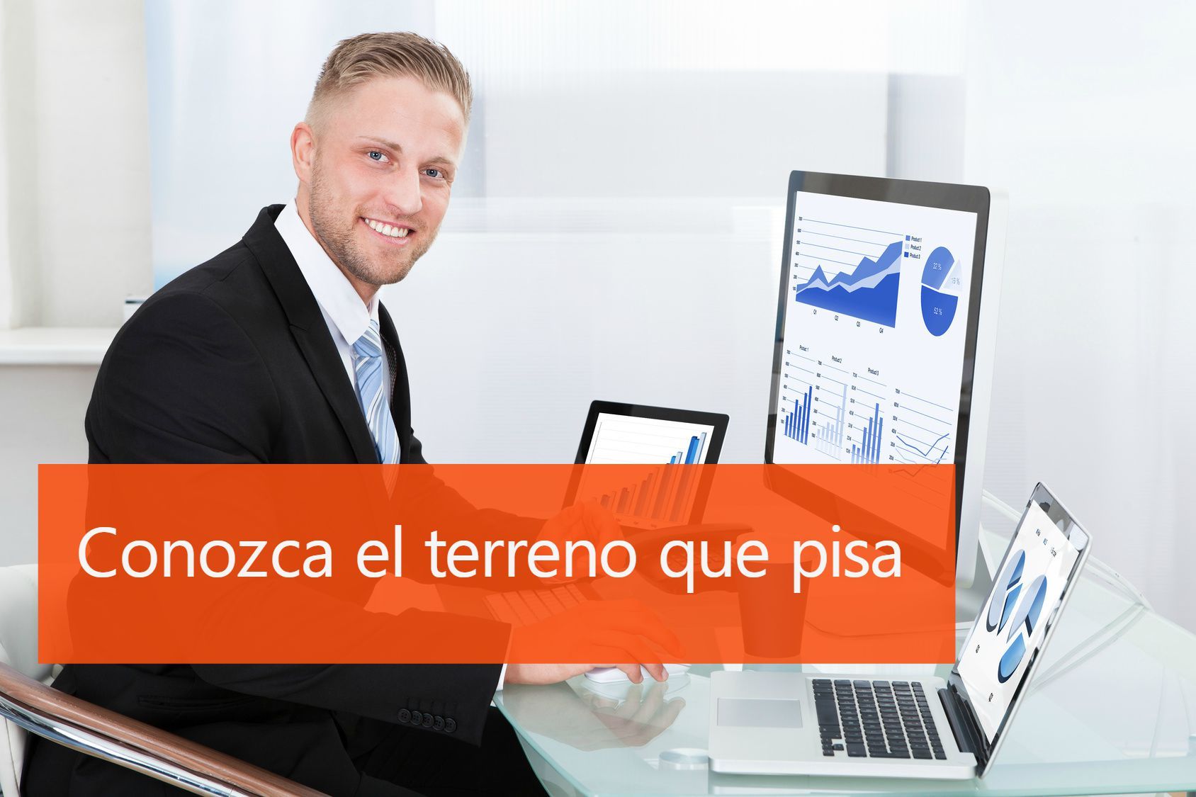 Profesional del departamento financiero analizando datos de tesorería.
