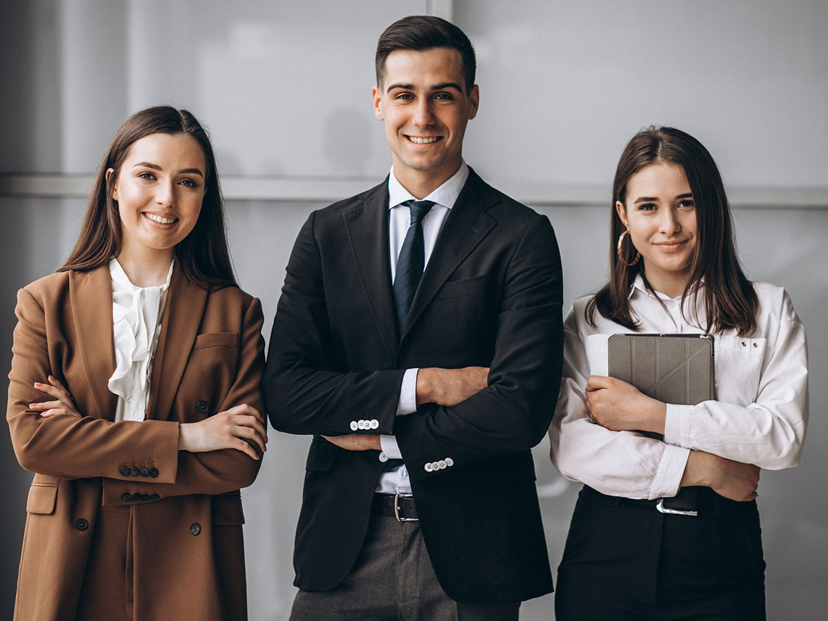 Equipo de trabajo colaborando en la gestión de tesorería empresarial.